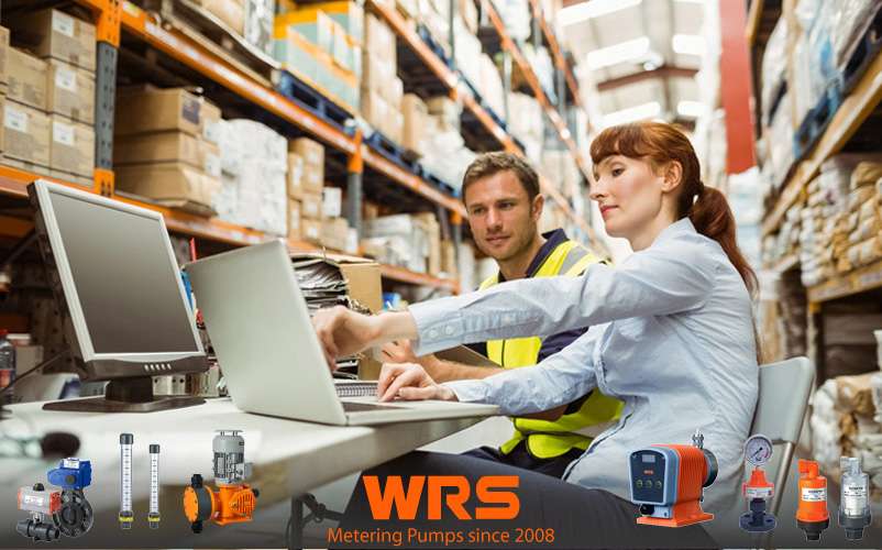 distribution-warehouse-two-managers-talking